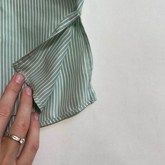 LAFAYETTE 148 silk pin striped blouse! - Picture 2 of 7